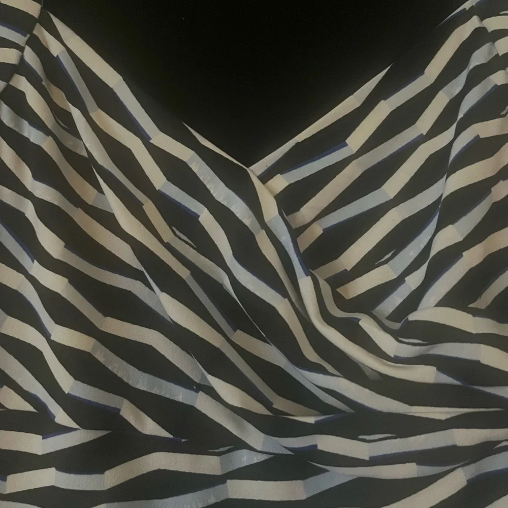 WHBM women’s top size XS.  Cute ! - Picture 3 of 6